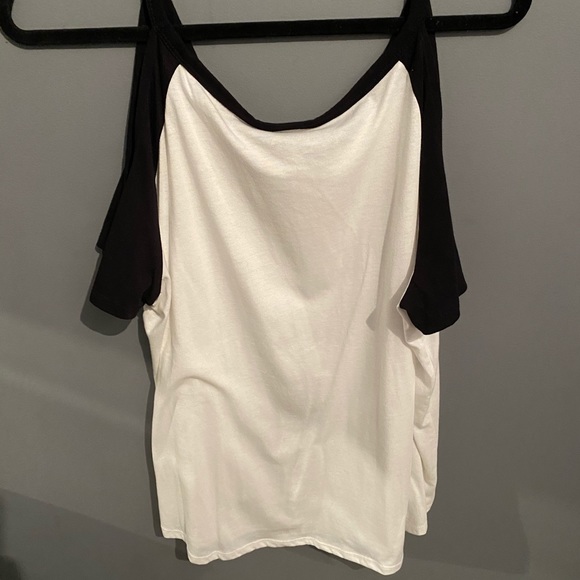 Open shoulder black and white t shirt - Picture 3 of 3